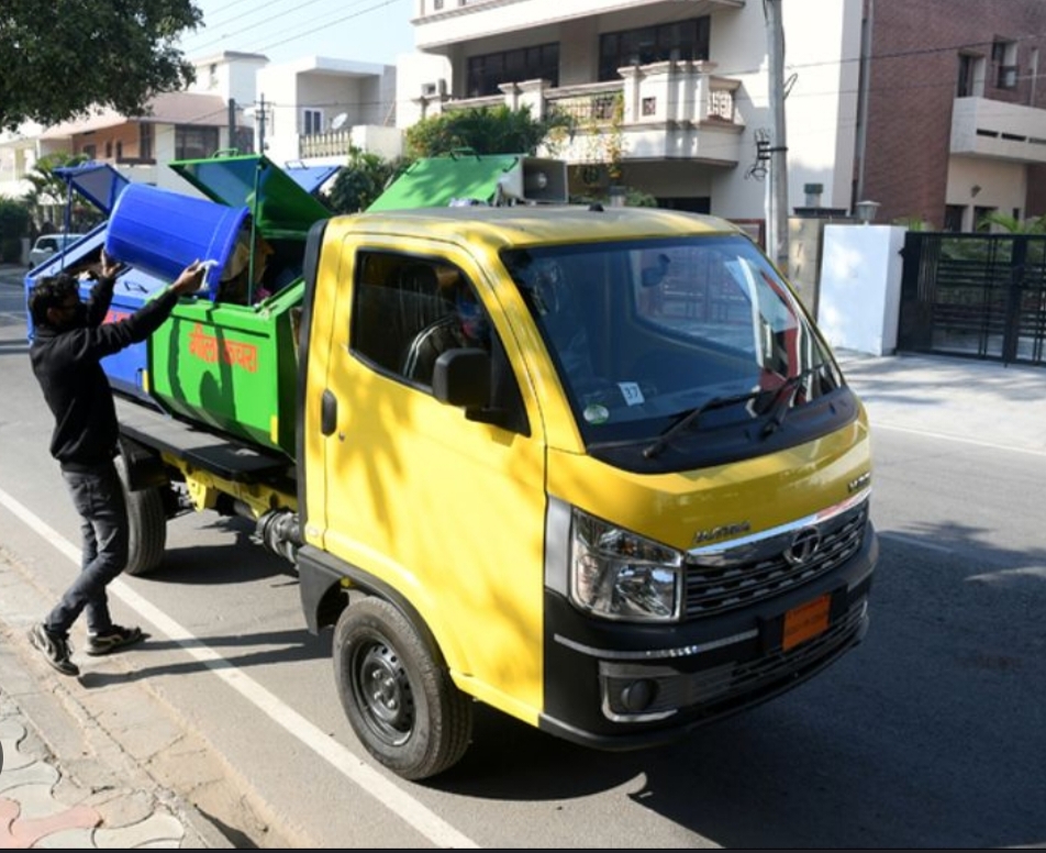 Waste collection truck